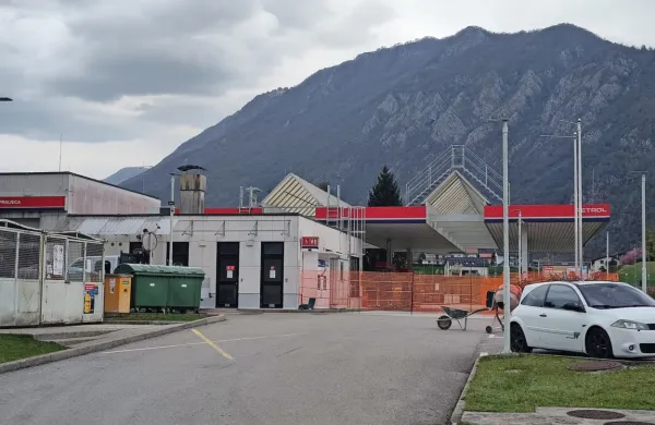 Petrolov bencinski servis v Kobaridu bo zaradi prenove predvidoma do 30. junija zaprt.