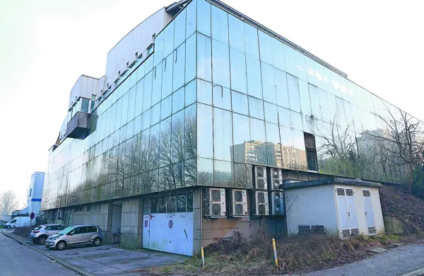 NPU je kazensko ovadil štiri fizične in eno pravno osebo zaradi 
nepravilnosti pri nakupu stavbe za potrebe sodstva na Litijski. 