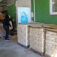 Skladišče osnovnih prehrambenih izdelkov OZRK Koper na Istrski 
cesti 39 je te dni napol polno.