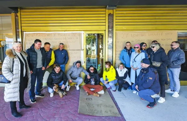 Arben Seli (sedi v sredini) je pred več kot mesecem dni gladovno 
stavkal, podporniki pa so ga pri tem podpirali. 