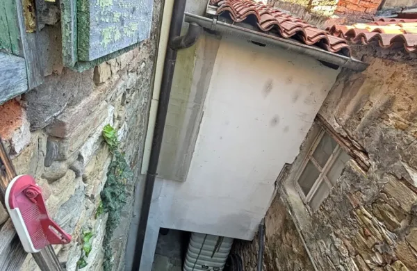 Na občinskem zemljišču, ki bi moralo biti prosto dostopno, se nahaja 
raznovrstna krama. Viden je tudi naknadno postavljeni prizidek.  