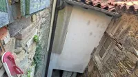 Na občinskem zemljišču, ki bi moralo biti prosto dostopno, se nahaja 
raznovrstna krama. Viden je tudi naknadno postavljeni prizidek.  
