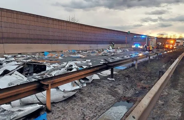 V ponedeljek popoldne je na primorski avtocesti zagorelo tovorno 
vozilo, odstranjevanje posledic pa poteka še danes. 