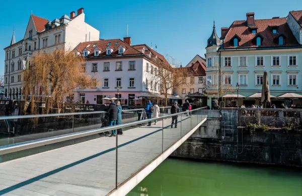 Središče Ljubljane je bilo danes prizorišče ropa