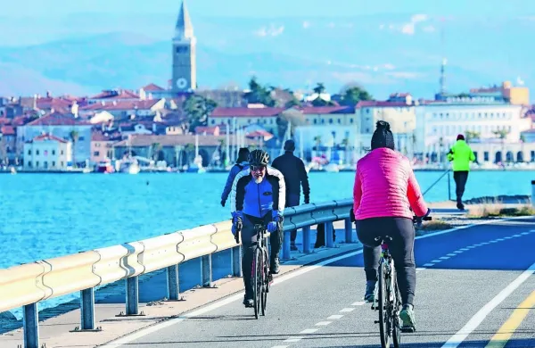V službo peš ali s kolesom? Oboje je koristno za zdravje in 
okolje.