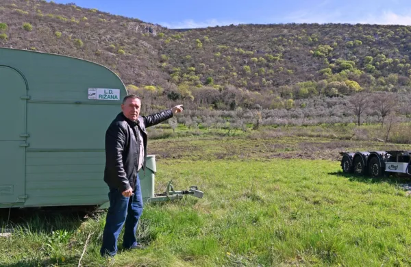 Fabio Steffe, predsednik Lovske družine Rižana, ki je koordiniral 
reševalno akcijo, kaže, kod se je s kolesom čez strmi rob prebijal 
zablodeli Italijan.