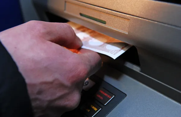 Pozabljeni denar na bankomatih ni nobena redkost.