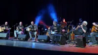 Utrinek z odra Revolucije 3.0, ko je bila cela četa glasbenikov in glasbenice zaposlena s sporočilom pokvarjencem vseh družbenih statusov: Ne nas je*at, sicer ... 