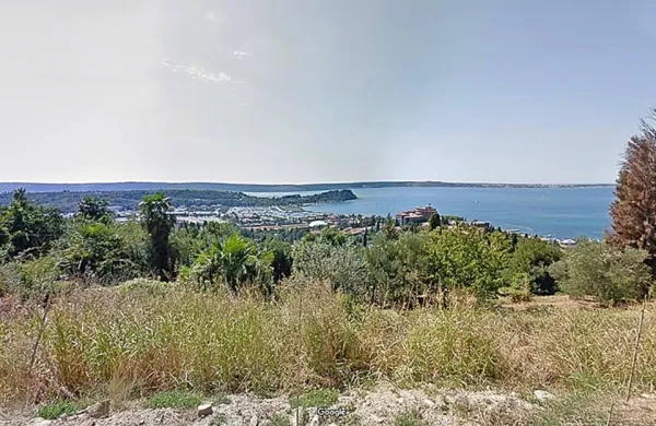 Zemljišče, ki se tokrat prodaja, je na atraktivni lokaciji s pogledom 
na Portorož. Podobna zemljišča se prodajajo po milijon evrov in 
več, občina ga ponuja za 210.000 evrov.