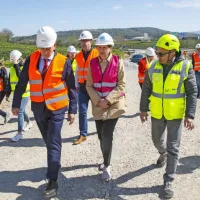 Ministrica za infrastrukturo Alenka Bratušek   na  ogledu gradbišča    