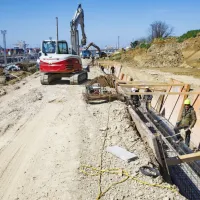 Odprtje serminske vpadnice, ki bo delno razbremenila mestno 
središče Kopra od težkega tovornega prometa, se bo zaradi 
vgradnje kablovoda zamaknila za vsaj štiri mesece.     