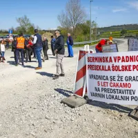 Ministrico in njene spremljevalce je danes pričakala skupina 
krajanov s transparenti, ki opozarjajo, da bo 'nevarna' vpadnica 
med drugim  presekala šolske poti.   