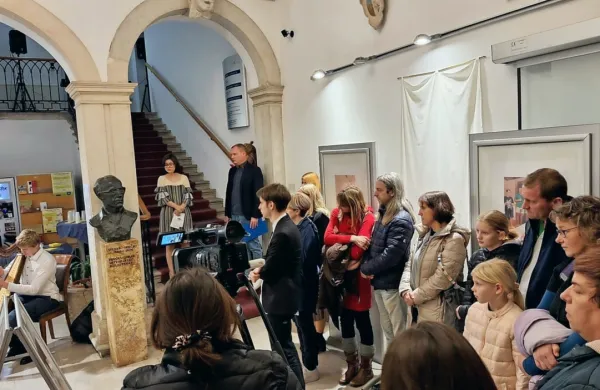Zavod Modri december s številnimi aktivnostmi dokazuje, da so 
mladi z avtizmom lahko polnopravni aktivni člani družbe. Prizor je 
z razstave v osrednji koprski knjižnici, na kateri so udeleženci prve 
mednarodne izmenjave v Ajdovščini leta 2023 razstavili tamkaj 
nastale fotografije.  