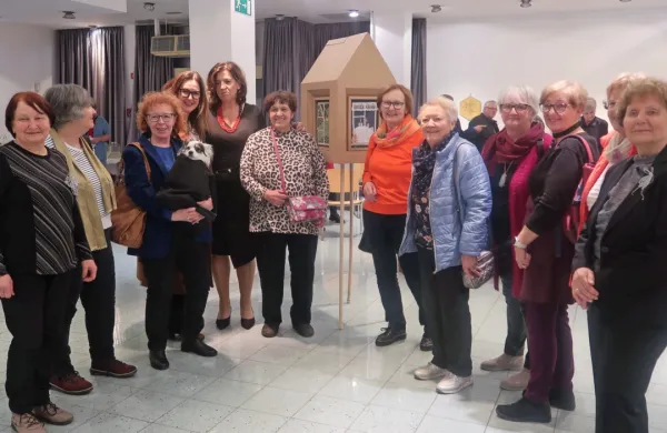 Idrijska skupina društva klekljaric s predsednico domačih Žnurc 
Marijo Prosenik na razstavi Praznična kulturna dediščina v 
Trebnjem.