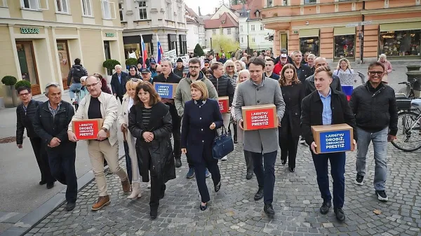 Člani SDS so se v  povorki odpravili proti državnemu zboru  in tam vložili podpise  za razpis referenduma o izrednih pokojninah umetnikov.   