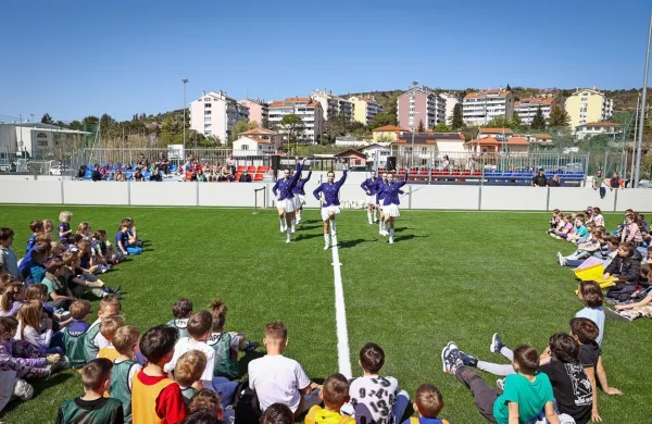 Prenovljenega športnega parka  se veselijo športniki pa tudi 
obiskovalci, saj so dočakali  nove tribune. 