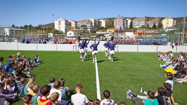 Prenovljenega športnega parka  se veselijo športniki pa tudi 
obiskovalci, saj so dočakali  nove tribune. 