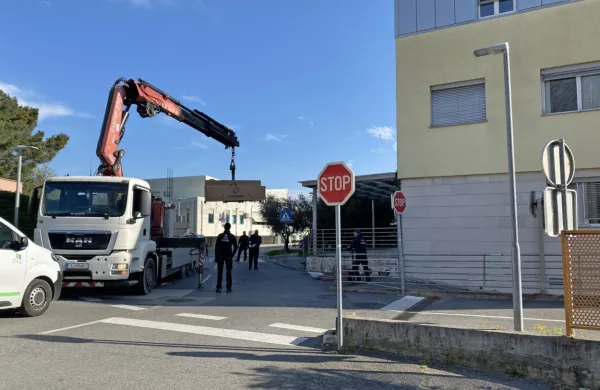 V izolskem zdravstvenem domu bodo staro hidravlično dvigalo 
nadomestili z električnim brezstrojničnim. 