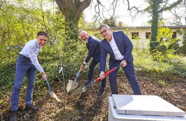Oljko so simbolično zasadili  župan Aleš Bržan, direktor ZRS Koper 
dr. Rado Pišot in predstavnik podjetja Makro 5 gradnje.