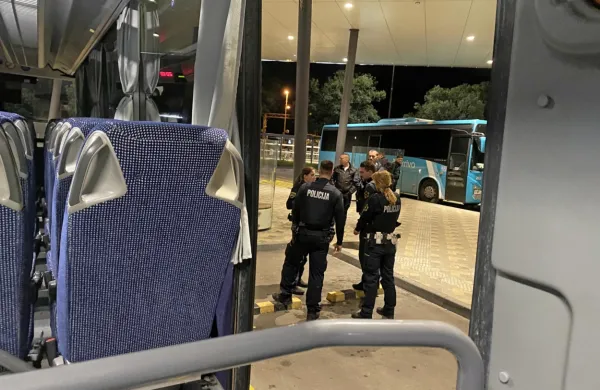 Nervozni in verjetno pijani 29-letnik je na glavni avtobusni postaji 
v Kopru razbil vrata avtobusa.