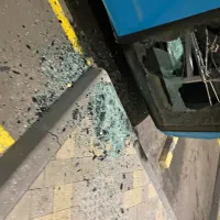 Nervozni in verjetno pijani 29-letnik je na glavni avtobusni postaji 
v Kopru razbil vrata avtobusa.