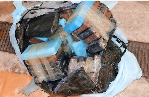 Brazilec in Albanec sta se marca lani kar dvakrat neuspešno potapljala do kokaina, skritega v trupu ladje. 