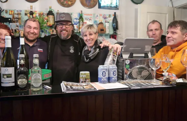 Ekipa projekta Oštarije kod kodi - z desne so Martina Čuk, Dejan 
Levpušček, Jože Podobnik in Urška Č. Velikonja (manjka Marjan 
Krajnik), ki za en dan odpira zaprte, nekdaj znane gostilne.