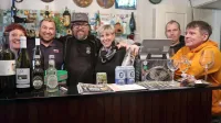 Ekipa projekta Oštarije kod kodi - z desne so Martina Čuk, Dejan 
Levpušček, Jože Podobnik in Urška Č. Velikonja (manjka Marjan 
Krajnik), ki za en dan odpira zaprte, nekdaj znane gostilne.