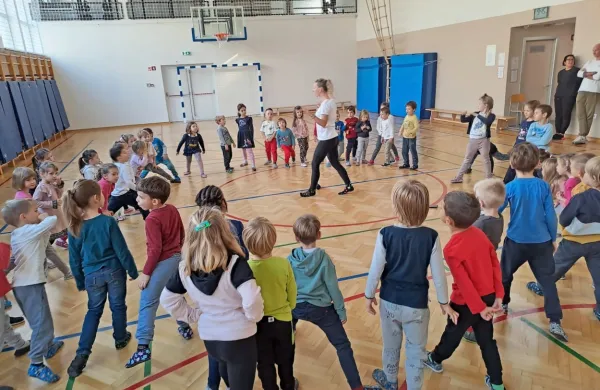 Ob 10. svetovnem dnevu  joge za otroke bo jutri ob 10.  uri  na 
Osnovni šoli Antona Ukmarja v Kopru brezplačna vadba joge za 
otroke.