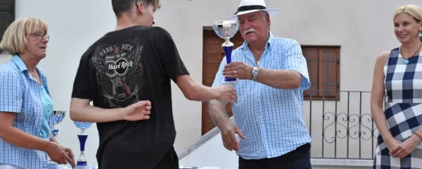 Branko Dolenc zadnjih 20 let kot predsednik TD Kanal drži 
organizacijske niti skokov z mosta v Kanalu in seveda tudi 
podeljuje nagrade.