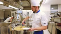 Tudi kuharji, zaposleni v javnem sektorju, so nezadovoljni s plačno 
prenovo. 