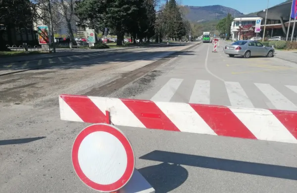 Po&scaron;kodovano cesti&scaron;če bodo preplastili