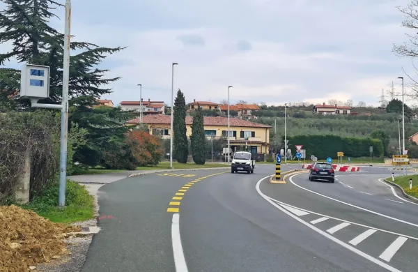 Novo ohišje za radar so postavili v naselju Srgaši, ob državni cesti 
Koper-Dragonja.