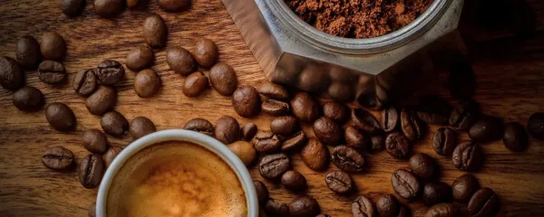 Kava vsebuje določene spojine, ki tvorijo encime, ki pomagajo odstranjevati škodljive snovi iz telesa.