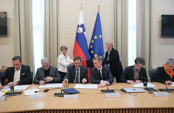 Socialni partnerji so med tednom  podpisali dogovor o noveli 
zakona o pokojninskem in invalidskem zavarovanju.  