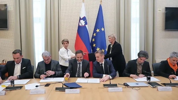 Socialni partnerji so med tednom  podpisali dogovor o noveli 
zakona o pokojninskem in invalidskem zavarovanju.  