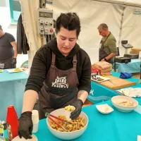 Okusen je bil prigrizek in koščkov pečene postrvi.