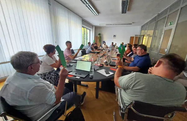 Na zahtevo devetih svetnikov bodo danes na izredni seji govorili  o 
izboljšanju sodelovanja med županom in občinskim  svetom.  