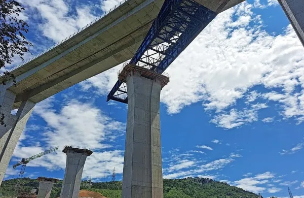 Projekt izgradnje drugega tira železniške proge Divača-Koper kljub 
določenim premikom na bolje še vedno ne poteka optimalno, 
posamezne odločitve se sprejemajo netransparentno in negospodarno, ocenjujejo člani projektnega sveta za civilni nadzor.