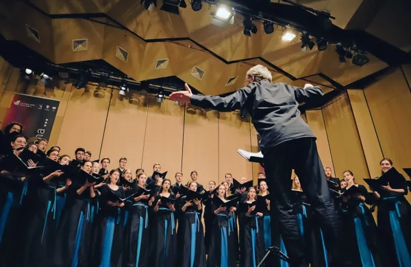 Komorni zbor Megaron vodi dirigent Damijan Močnik.