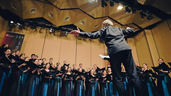 Komorni zbor Megaron vodi dirigent Damijan Močnik.