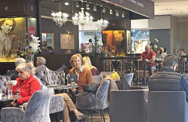 Če posameznik na kavo v lokal zavije dva- do trikrat na teden, to 
pomeni približno deset obiskov mesečno. Ob običajni ceni podaljšane kave v Istri, ki znaša okoli 1,60 evra, je to mesečni strošek 
približno 16 evrov.