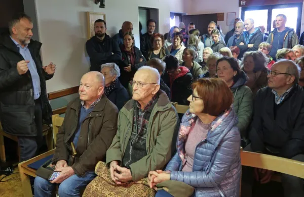 Na prazniku domačega kruha je bil največjega navdušenja deležen 
105-letni Ivan Bevk (prva vrsta v sredini), ki je za oceno spekel tudi 
hlebec kruha.