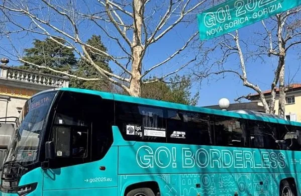 Turkizni avtobus na prvi in drugi čezmejni mestni liniji vozijo 
vsake pol ure