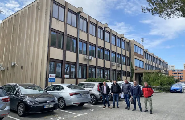 Sindikalisti iz vrst Skei  po včerajšnjem delovnem posvetu z vodstvom Cimosa 