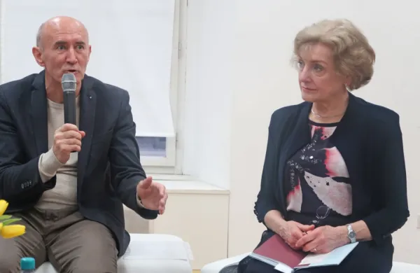 Psihiater in pesnik dr. Marko Pišljar in zdravnica Alenka Höfferle 
Felc na predstavitvi zbirke Šepet križpotij.