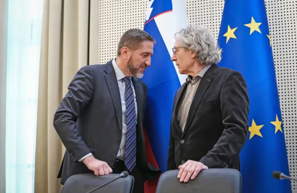 Vodja vladnih pogajalcev, finančni minister Klemen Boštjančič 
(levo)  in  vodja konfederacije sindikatov javnega sektorja Branimir 
Štrukelj