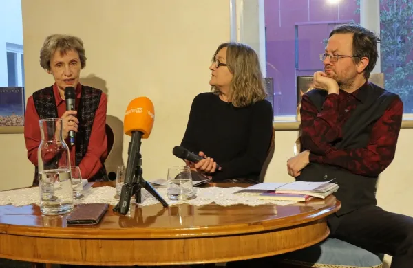 O knjigi Vsemirje so se pogovarjali (z leve) Jasna Čebron, Nada 
Vodušek in Gašper Malej.