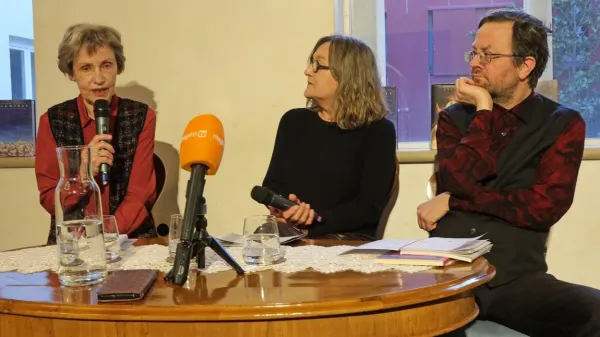 O knjigi Vsemirje so se pogovarjali (z leve) Jasna Čebron, Nada 
Vodušek in Gašper Malej.