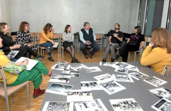 Vzpodbuda za prijavo CERV projekta, za katerega je nacionalna kontaktna točka Pina Kulturno izobraževalno društvo PINA, so bile podobne delavnice v okviru projekta Moja 
zgodba iz tišine (razpis Spodbude za rešitve: Dolgoživa družba, ki ga sofinancirata Stičišče nevladnih organizacij Istre in Krasa - ISKRA in Ministrstvo za javno upravo iz Sklada 
za nevladne organizacije).

